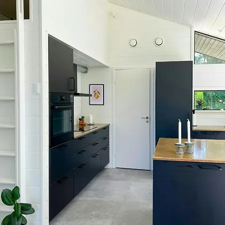 度假居 Modern Near Ellinge
